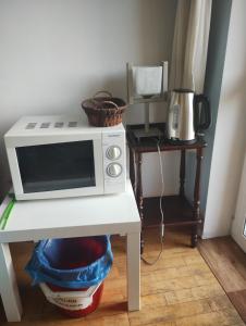 un horno microondas sentado en una mesa junto a una licuadora en Nowa Jutrzenka en Stryszawa