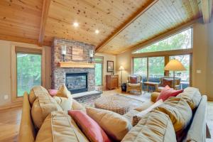 een woonkamer met een bank en een open haard bij Wisconsin Vacation Rental with Fire Pit on Long Lake 