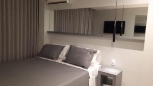 sypialnia z łóżkiem z 2 poduszkami i telewizorem w obiekcie Flats Asa Norte CLN 110 by CentoEdez w mieście Brasília