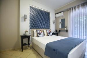 um quarto com uma cama grande e uma janela em Ioanna's Luxury Two Bedroom Apartment em Nafplio