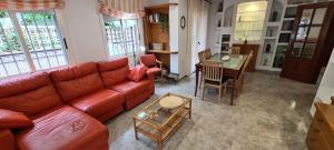 カンブリルスにあるMiramar Serveis - La Torretaのリビングルーム(革張りのソファ、テーブル付)