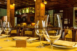 stół z kieliszkami do wina na stole w restauracji w obiekcie Albergo Monte Cervino w mieście Champoluc +14 zdjęć