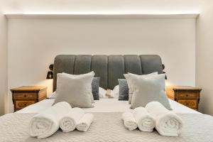 1 dormitorio con 1 cama con toallas en PALAZZO TESTA - LOCAZIONE TURISTICA, en Florencia
