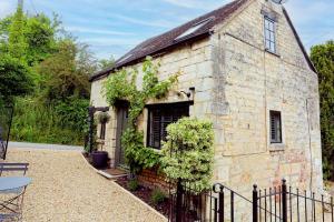 HarescombeにあるMill House Cottage - Star Stay on The Cotswold Wayの蔦の古石造り