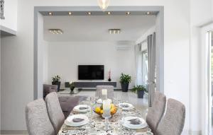 a dining room with a table and chairs at Nice Home In Kastel Novi With Jacuzzi in Kastel Novi