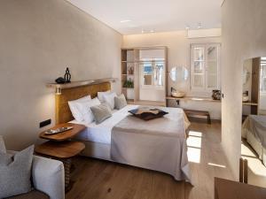 una camera con un grande letto e un soggiorno di Casa Modiano Boutique a Chania