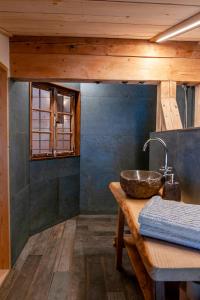 baño con lavabo y techo de madera en Hasenalm en Schliersee