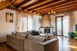 sala de estar con sofá y chimenea en Villa Zante en Zakynthos