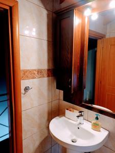 W łazience znajduje się umywalka i prysznic. w obiekcie Hermione Port Luxury Residence w mieście Ermioni