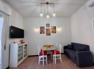ein Wohnzimmer mit einem Tisch und einem Sofa in der Unterkunft Dimora Sterlizia zona Fiera S Donato in Bologna