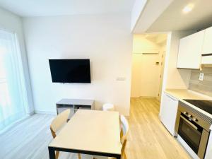 Una cocina o zona de cocina en Apartamentos Hotel Puente de Hierro