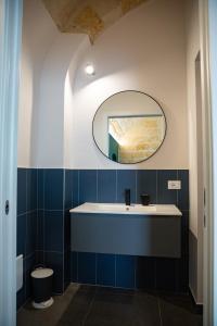 La salle de bains est pourvue d'un lavabo et d'un miroir. dans l'établissement Aqua - Letto e Colazione, à Acquaviva delle Fonti