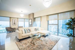 sala de estar con sofá y mesa de cristal en Nasma Luxury Stays - Central Park Tower, en Dubái