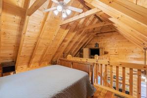 - une chambre avec un lit et un ventilateur de plafond dans l'établissement City Escape, à Blue Ridge