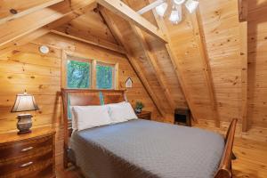 - une chambre dans une cabane en rondins avec un lit dans l'établissement City Escape, à Blue Ridge