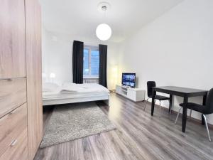um quarto com uma cama, uma secretária e uma mesa em Beautiful Central Apartment Helsinki em Helsínquia