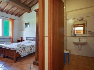 een slaapkamer met een bed en een wastafel bij Comfortable Mansion in Siena with Swimming Pool in Siena