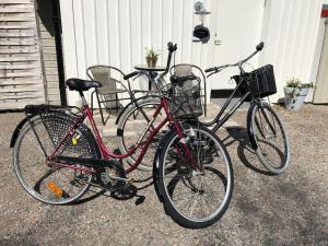 dos bicicletas estacionadas una al lado de la otra frente a una casa en Cozy cottage by the sea south of Varberg en TrÃ¤slÃ¶vslÃ¤ge