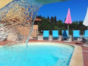 een zwembad met een fontein in het midden bij Comfortable Mansion in Siena with Swimming Pool in Siena