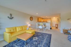 sala de estar con sofá amarillo y mesa en Westport Vacation Rental Walk to Beach! en Westport