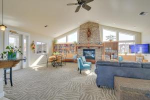- un salon avec un canapé bleu et une cheminée dans l'établissement Westport Vacation Rental Walk to Beach!, à Westport