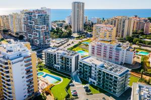 eine Luftansicht einer Stadt mit hohen Gebäuden in der Unterkunft Monte Residence T1 in Portimão