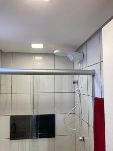 a shower in a bathroom with a shower head at Flat Condomínio Garden Park by CentoEdez in Brasilia