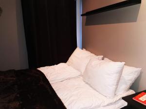 een stapel witte kussens op een bed bij Apartment GEILO in Geilo