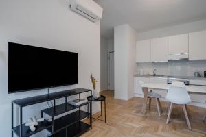 RELSTAY - CityLife - 2BR في ميلانو: غرفة معيشة مع تلفزيون بشاشة مسطحة وطاولة