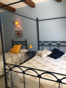 1 dormitorio con 2 camas en una habitación en La Maison des Roses en Mareuil-sur-Lay