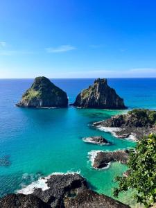 uitzicht op twee eilanden in de oceaan bij Casa Makaira in Fernando de Noronha