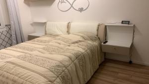 ein weißes Bett in einem Zimmer mit in der Unterkunft Wohlfühl Erdgeschoss in Saarbrücken