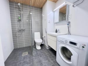 bagno con lavatrice e servizi igienici di Stunning Central Apartment Helsinki a Helsinki