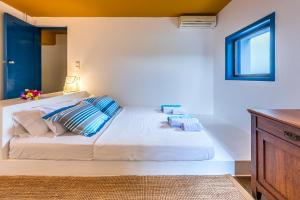 Postel nebo postele na pokoji v ubytování Hidesign Athens Villa In Sounio