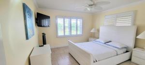 Letto o letti in una camera di Dolphin Cove in Cocoa Beach Fl