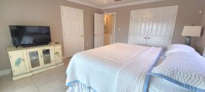 Letto o letti in una camera di Dolphin Cove in Cocoa Beach Fl