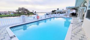 una piscina in un resort con vista sull'acqua di Dolphin Cove in Cocoa Beach Fl a Cocoa Beach