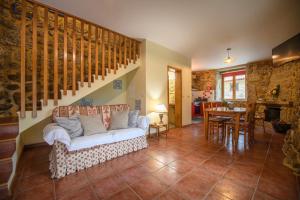 un soggiorno con un divano e un tavolo di Gerês Country Stays - Sequeiro a Rio Caldo