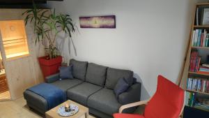 sala de estar con sofá y 2 sillas en Le moulin neuf - l'aubepine, en Chalandray