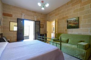 ein Schlafzimmer mit einem Bett und einem Sofa in der Unterkunft Casa Maredoro by BarbarHouse in Nardò