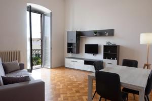 a living room with a dining room table and a television at Seaport #Apartment in Trani