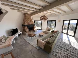 sala de estar con sofá y chimenea en Villa Torre Cal Sada, en Vall-Llobrega