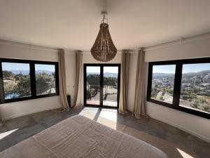 Postel nebo postele na pokoji v ubytování Villa Torre Cal Sada + 35 fotografií