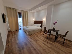 Postel nebo postele na pokoji v ubytování Cuma Suites