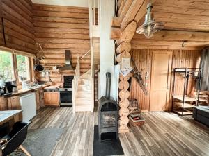 una cucina con stufa a legna al centro di Lengalm Hütten I & II mit Sauna a Lengdorf