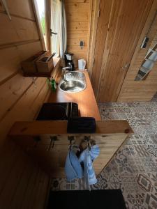 a kitchen with a sink in a tiny house at De Diepen in Milsbeek