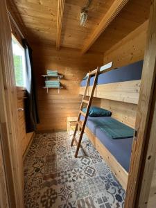Zimmer mit Etagenbett in einer Holzhütte in der Unterkunft De Diepen in Milsbeek