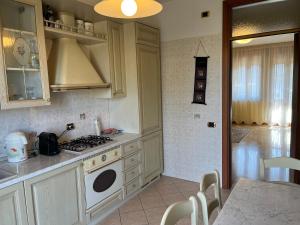 een keuken met een fornuis en een aanrecht bij appartamento a 1/2 ora da Venezia in Camponogara