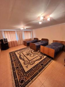 sala de estar con 2 camas y alfombra en Hotel Halidzor, en Halidzor