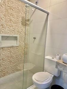 y baño con aseo y ducha acristalada. en Hotel Estação Sé, en São Paulo